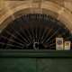 Quest’ultimo è sormontato da un lunettone con decori in ferro battuto dove spicca la lettera C (iniziale di Colavecchio) e la data di costruzione del palazzo: il 1818